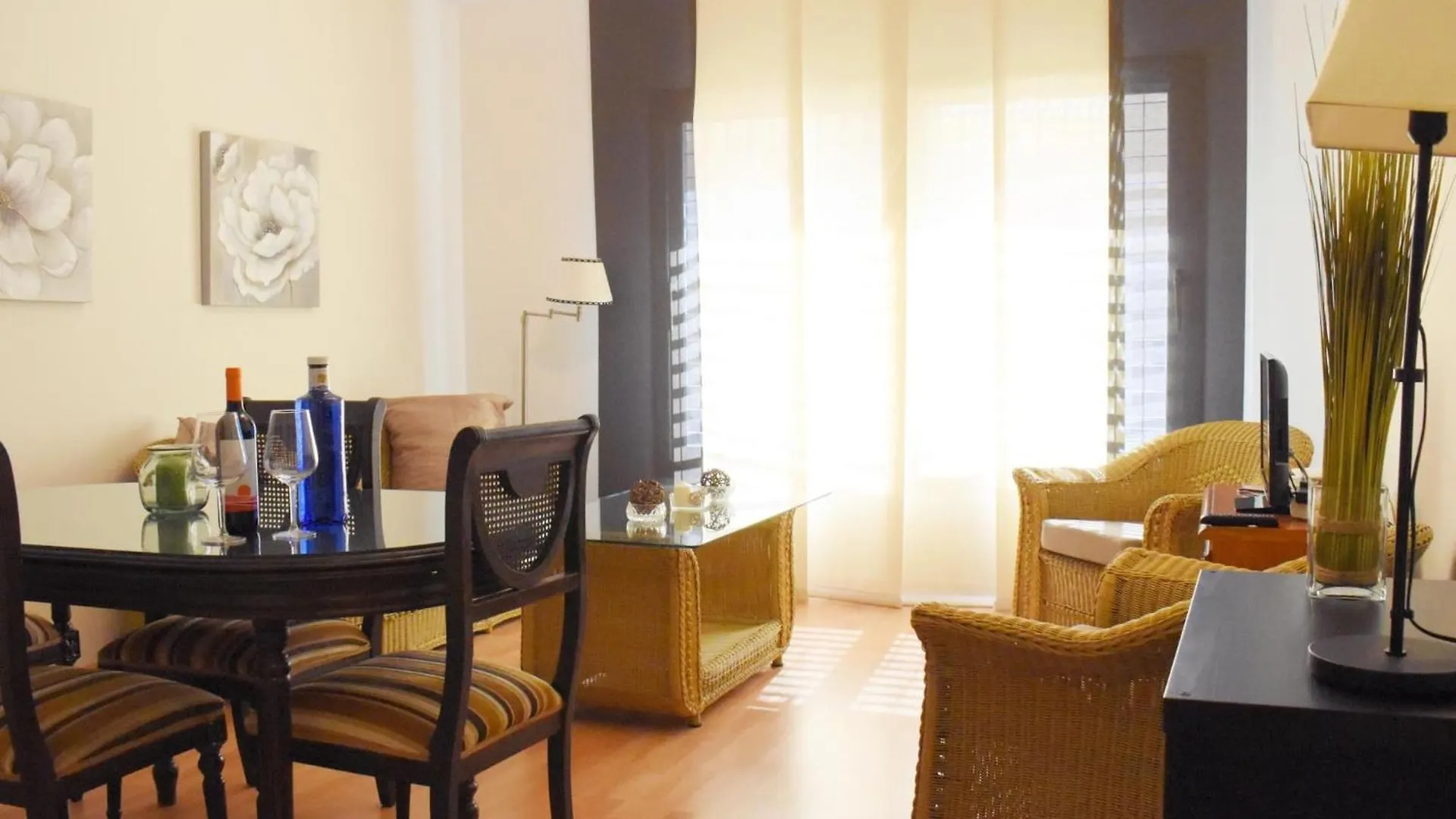 Encina\'S Home: Bonito Apartamento De Dos Dormitorios Cerca Del Centro Historico contacts